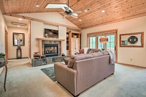 Apartment (3 Bedrooms) | Interior - Sisters Getaway w/ Hot Tub ~ Half-mi to Dtwn! (Sisters)