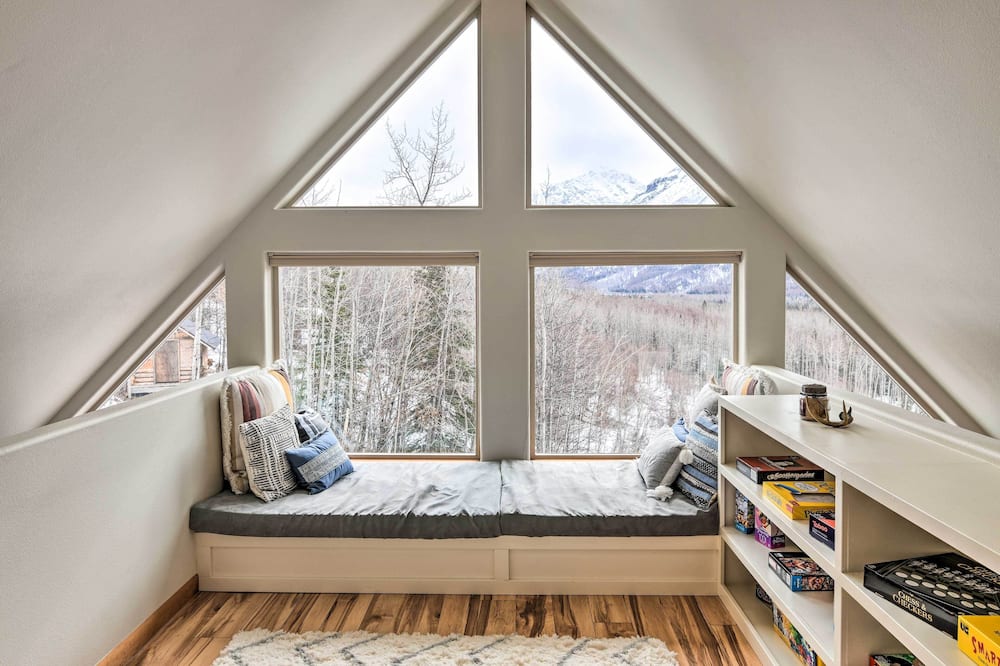 Alaskan Mountain Gem With Private Hot Tub & Gym! - Eagle River, AK