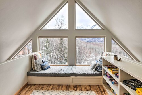 Alaskan Mountain Gem With Private Hot Tub & Gym!