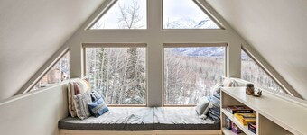 Alaskan Mountain Gem With Private Hot Tub & Gym!