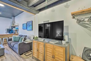 Interior - Walk to Ocean! Downtown Long Beach Studio (Long Beach)