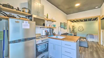 Apartment (0 Bedroom) | Private kitchen | Microwave, oven, stovetop, dishwasher