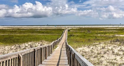 Dauphin Island Condo w/ Pool, Balcony & Ocean View