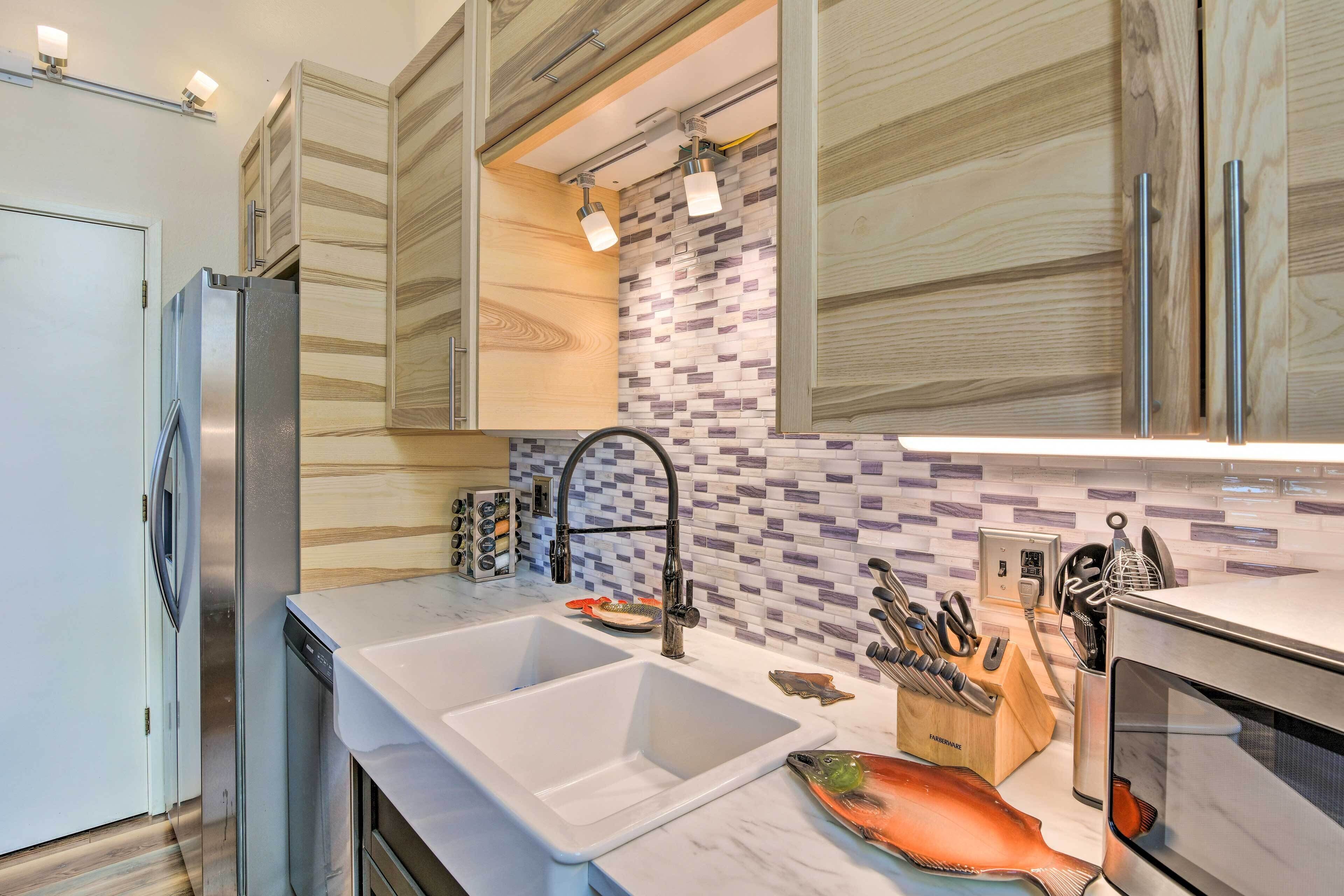Een moderne keuken met houten kastjes, een dubbele spoelbak en roestvrijstalen apparatuur.