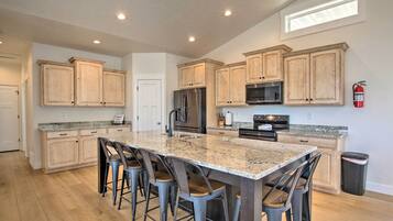 House (5 Bedrooms) | Interior