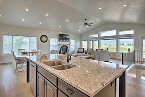 House (5 Bedrooms) | Interior