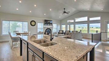 House (5 Bedrooms) | Interior