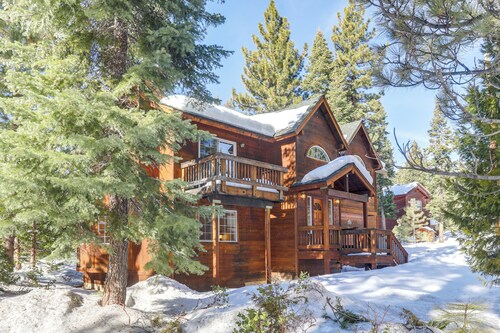 7 Mi to Northstar Resort: Tahoe Vista Family Cabin