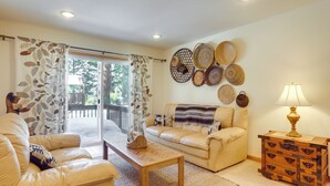 A living room with a sofa, a coffee table, a patterned rug, and a wooden side table with a lamp. - 7 Mi to Northstar Resort: Tahoe Vista Family Cabin (Kings Beach)