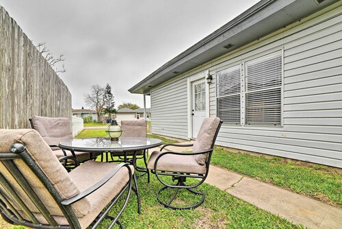 Coastal Escape w/ Yard, Walk 1 Mile to Texas A & M
