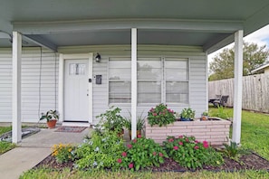 House (1 Bedroom) | Interior - Coastal Escape w/ Yard, Walk 1 Mile to Texas A & M (Corpus Christi)