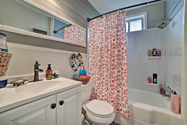 Coastal Escape W/ Yard, Walk 1 Mile To Texas A & M - Texas