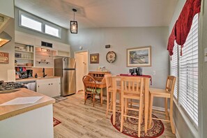 House (1 Bedroom) | Interior - Coastal Escape w/ Yard, Walk 1 Mile to Texas A & M (Corpus Christi)