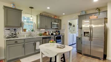 House (3 Bedrooms) | Private kitchen | Microwave, oven, stovetop, dishwasher