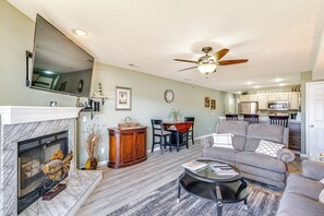 Interior - Relax Poolside! Lakefront Osage Beach Retreat (Osage Beach)