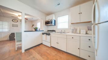 Cottage (3 Bedrooms) | Private kitchen | Microwave, oven, stovetop, high chair