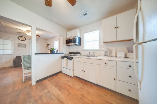 Charming Cottage w/ Yard < 1 Mi to Lake Erie!