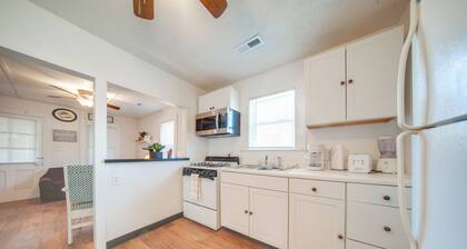 Charming Cottage w/ Yard < 1 Mi to Lake Erie!