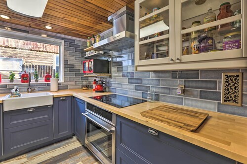 Lake Cabin w/ King Bed, Foodie Kitchen, & Views