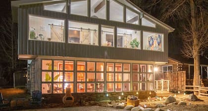 Lake Cabin w/ King Bed, Foodie Kitchen, & Views