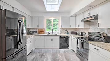 House (3 Bedrooms) | Private kitchen | Microwave, oven, stovetop, dishwasher