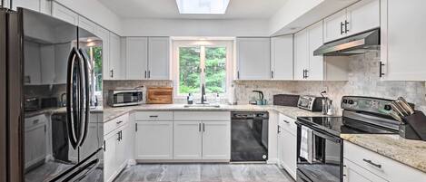 House (3 Bedrooms) | Private kitchen | Microwave, oven, stovetop, dishwasher