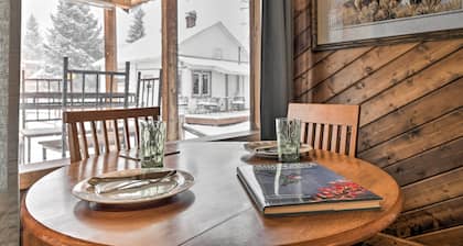Cozy Log Cabin Escape In the Heart of Creede!