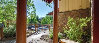 Ski-in Retreat w/ Pool Access: 2 Blocks to Main St