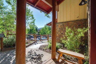 Ski-in Retreat w/ Pool Access: 2 Blocks to Main St