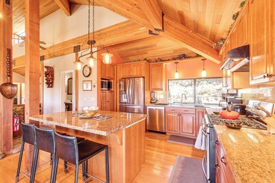 1 Mi to Lake Tahoe: Home w/ Hot Tub & Decks