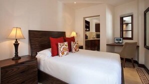 A hotel room with a bed, two bedside lamps, a desk with a chair, and a window. - Las Catalinas - Studio Cazenovia Centrally Located Short Walk to Beach (Tempate)
