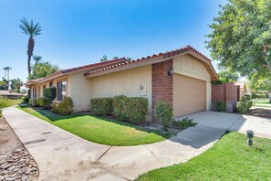 Apartment (2 Bedrooms) | Interior - Sunny Pad w/ Patio & Pool Access in Palm Desert! (Palm Desert)