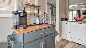 Eine moderne Küche mit Kaffeemaschine, Zucker und einer Dekoration auf der Arbeitsfläche.