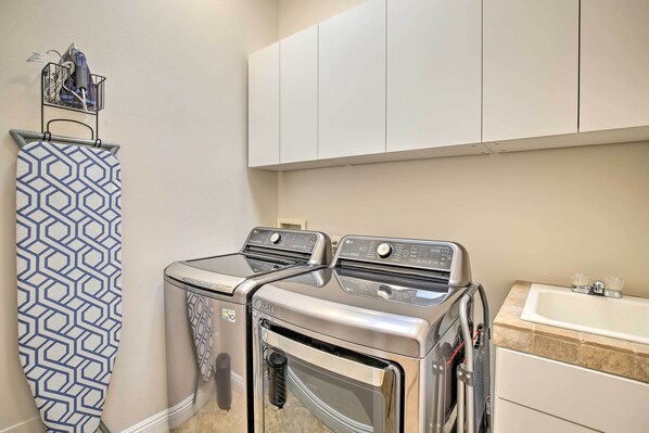 House (3 Bedrooms) | Interior - 222396 3BR Escape w/ Fire Pit: 1 Mi to Old Town (La Quinta)