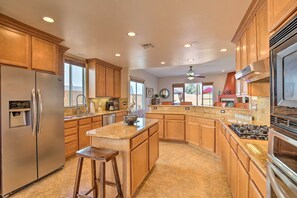 House (3 Bedrooms) | Interior - 222396 3BR Escape w/ Fire Pit: 1 Mi to Old Town (La Quinta)