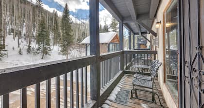 Cozy Streamside Studio - 2 Mi to Taos Ski Resort!