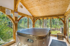A hot tub in a wooden cabin with a view of the forest. - Cozy Streamside Studio - 2 Mi to Taos Ski Resort! (Taos Ski Valley)