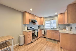 Interior - Pet-friendly Seattle Townhome < 1 Mile to Lake! (Seattle)