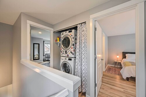 Pet-friendly Seattle Townhome < 1 Mile to Lake!