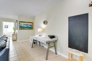 Interior - Galloping Seahorse Seabrook Home ~ 4 Mi to Nasa! (Seabrook)