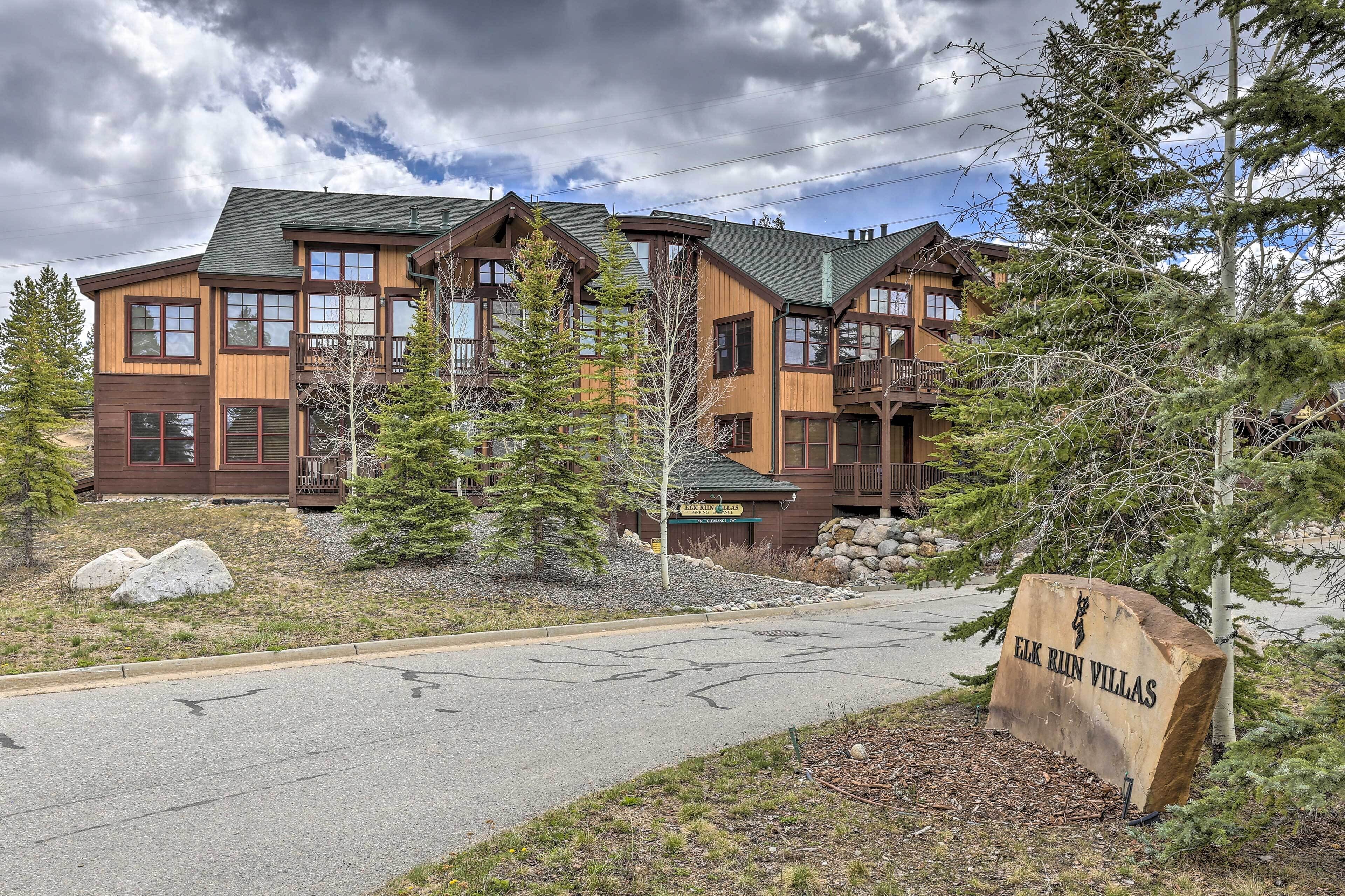 Un chalet à l’extérieur en bois, doté de plusieurs balcons et d’une enseigne indiquant « ELK RIN VILLAS ».