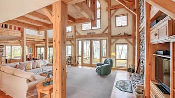 House (5 Bedrooms) | Interior