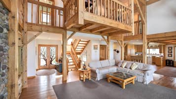 House (5 Bedrooms) | Interior