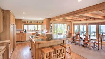 House (5 Bedrooms) | Interior