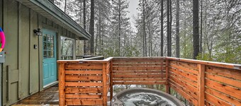 Loch Lomond Cabin w/ Hot Tub, Near Wineries!