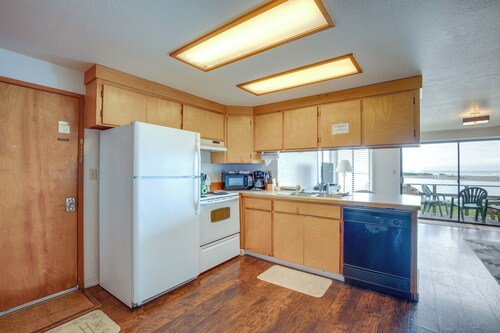 Smith River Vintage Cabin: Oceanfront Deck + Views