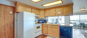 Smith River Vintage Cabin: Oceanfront Deck + Views