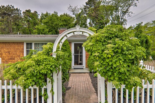 Charming Hyannis Cottage: 1 Mi to Beach!