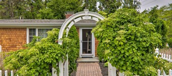 Charming Hyannis Cottage: 1 Mi to Beach!