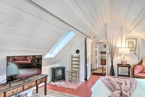 House (2 Bedrooms) | Interior - Cozy Cape Cod Carriage House ~ 1 Mi to Beach (Centerville)